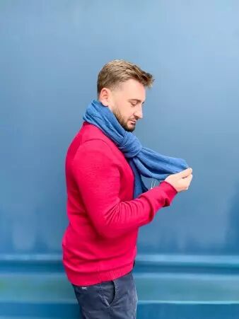 Echarpe Bleu petrol cr�ation textile � l'identit� forte et � la ligne actuelle