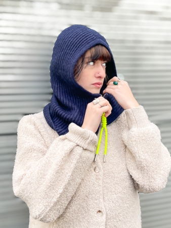 Cagoule griotte marine pi�ce vestimentaire � l'allure tendance