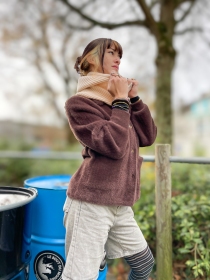 Cagoule griotte &eacute;cru pi&egrave;ce vestimentaire &agrave; l'allure tendance