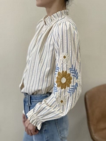 Chemisier col volant&eacute;, rayures bleu, fleurs brod&eacute;es