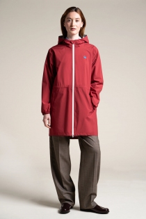 Imperm&eacute;able mixte en polyester recycl&eacute; se transforme en sac Amelot cerise