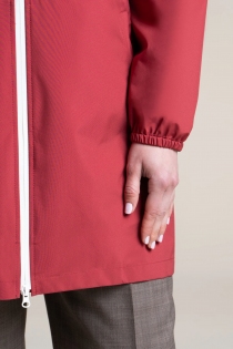 Imperm&eacute;able mixte en polyester recycl&eacute; se transforme en sac Amelot cerise