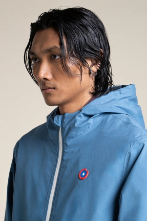 Imperm�able mixte en polyester recycl� se transforme en sac Amelot orage