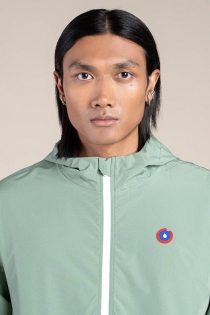 Imperm&eacute;able mixte en polyester recycl&eacute; se transforme en sac Amelot vert sauge