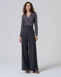 Pantalon avec d&eacute;tail &agrave; la ceinture Gris