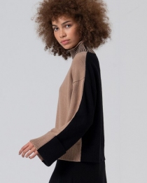 Pull col montant avec contrastes de couleur Beige