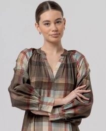 Robe &agrave; col en V avec ceinture