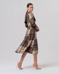 Robe &agrave; col en V avec ceinture