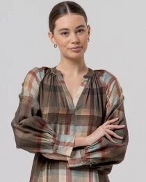 Robe &agrave; col en V avec ceinture