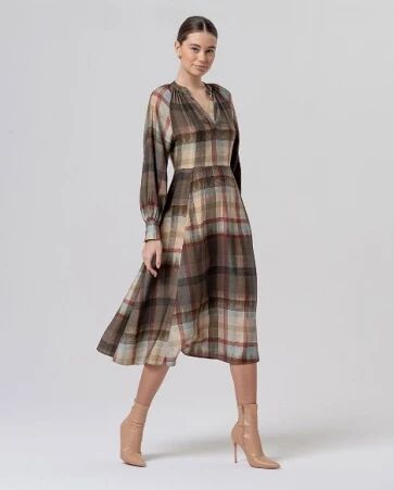 Robe � col en V avec ceinture