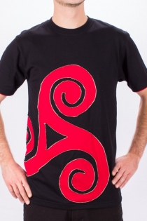 T-shirt Triskel décentré Fond Noir design Rouge & Beige