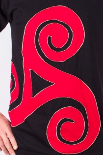 T-shirt Triskel décentré Fond Noir design Rouge & Beige