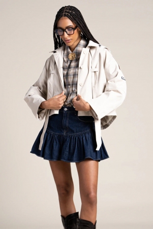 Trench court � capuche et lani�res longues Tuileries craie