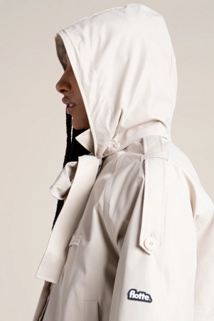 Trench court � capuche et lani�res longues Tuileries craie