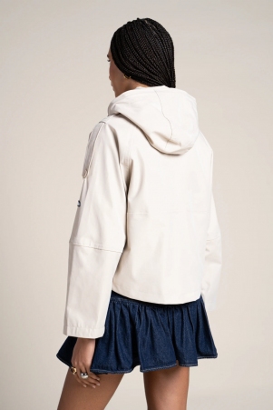 Trench court � capuche et lani�res longues Tuileries craie